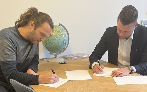 Mads Fredslund Andersen, AU (left) and director of Space Inventor Karl Kaas sign the contract. Private Photo. Private photo.